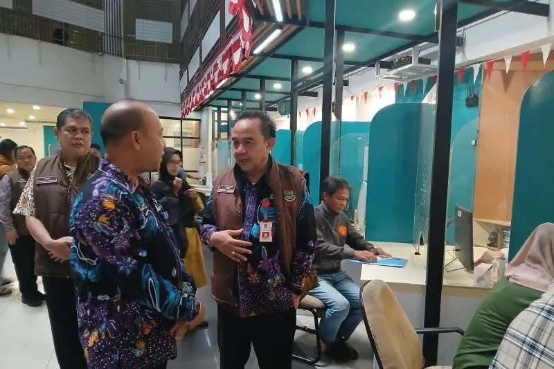Sekda Soma Atmaja saat sidak di Kantor Disdukcapil Kabupaten Tangerang, Kamis 2 Januari 2025