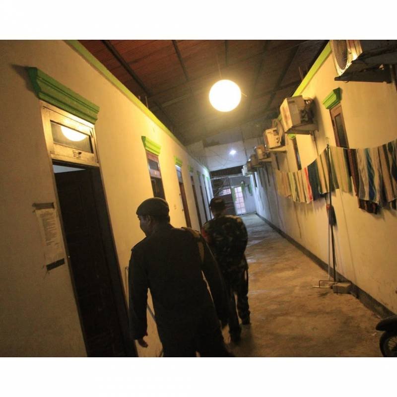 Malam Tahun Baru 2025 Petugas Satpol PP Kota Tangerang gelar razia gabungan ke sejumlah tempat yang diduga dijadikan tempat prostitusi, hasilnya sebanyak 19 pasangan bukan suami istri terjaring