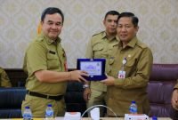 Sekda Kabupaten Tangerang Soma Atmaja menerima cinderamata dari Sekda Kota Tangerang Herman Suwarman