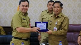 Sekda Kabupaten Tangerang Soma Atmaja menerima cinderamata dari Sekda Kota Tangerang Herman Suwarman