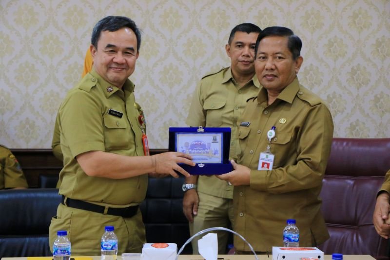 Sekda Kabupaten Tangerang Soma Atmaja menerima cinderamata dari Sekda Kota Tangerang Herman Suwarman