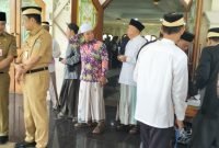 Usai pelantikan Dewan Hakim MTQ ke-55 Kabupaten Tangerang terlihat PJ Bupati Andi Ony ngobrol serius dengan Sekda Soma Atmaja dipintu Aula Masjid Agung Al Amjad Tigaraksa