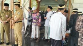 Usai pelantikan Dewan Hakim MTQ ke-55 Kabupaten Tangerang terlihat PJ Bupati Andi Ony ngobrol serius dengan Sekda Soma Atmaja dipintu Aula Masjid Agung Al Amjad Tigaraksa 