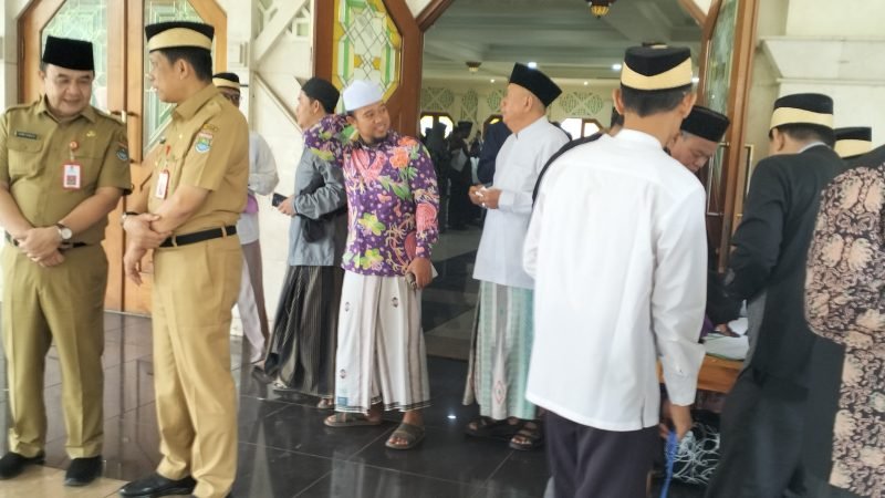 Usai pelantikan Dewan Hakim MTQ ke-55 Kabupaten Tangerang terlihat PJ Bupati Andi Ony ngobrol serius dengan Sekda Soma Atmaja dipintu Aula Masjid Agung Al Amjad Tigaraksa 