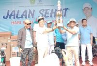 Kepala Kemenag Kabupaten Tangerang HA Baijuri menerima Piala Juara Umum Perlombaan dalam Perayaan HAB ke-79 Tingkat Kanwil Banten  