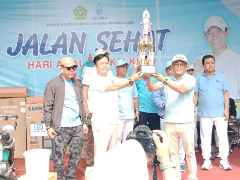 Kepala Kemenag Kabupaten Tangerang HA Baijuri menerima Piala Juara Umum Perlombaan dalam Perayaan HAB ke-79 Tingkat Kanwil Banten  