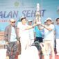 Kepala Kemenag Kabupaten Tangerang HA Baijuri menerima Piala Juara Umum Perlombaan dalam Perayaan HAB ke-79 Tingkat Kanwil Banten  