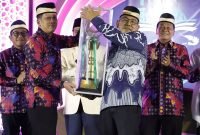 PJ Bupati Andi Ony menerima piala juara umum MTQ ke-54 dari Kafilah Solear yang diserahkan Camat Solear Saedaman pada Pembukaan MTQ ke-55 Tingkat Kabupaten Tangerang Tahun 2025