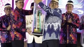 PJ Bupati Andi Ony menerima piala juara umum MTQ ke-54 dari Kafilah Solear yang diserahkan Camat Solear Saedaman pada Pembukaan MTQ ke-55 Tingkat Kabupaten Tangerang Tahun 2025