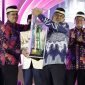 PJ Bupati Andi Ony menerima piala juara umum MTQ ke-54 dari Kafilah Solear yang diserahkan Camat Solear Saedaman pada Pembukaan MTQ ke-55 Tingkat Kabupaten Tangerang Tahun 2025
