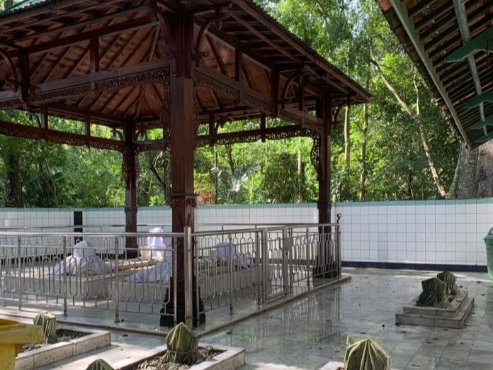 Makam Syech Mansurudin Cikadueun Banten