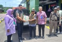 Penyerahan simbolis bantuan dari BPBD Kabupaten Tangerang untuk korban banjir diterima Lurah Salembaran Jaya Ade Sunaryo disaksikan Sekcam Kosambi Ramawinata, Kamis 30 Januari 2025