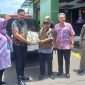 Penyerahan simbolis bantuan dari BPBD Kabupaten Tangerang untuk korban banjir diterima Lurah Salembaran Jaya Ade Sunaryo disaksikan Sekcam Kosambi Ramawinata, Kamis 30 Januari 2025