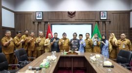 Pj Gubernur Ucok A Damenta berpose bersama Jajaran Pengurus Lembaga Adat Kesultanan Banten