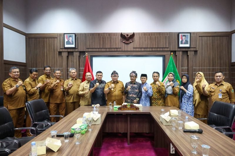 Pj Gubernur Ucok A Damenta berpose bersama Jajaran Pengurus Lembaga Adat Kesultanan Banten