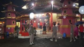 Petugas Satpol PP Kabupaten Tangerang nampak berjaga disalah satu Vihara 