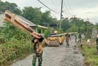 Satgas TMMD ke-123 Kodim 0510/Tkr sedang bekerja menyiapkan pengecoran jalan yang panjangnya 1022 meter di Desa Bantar Panjang Kecamatan Tigaraksa, Jumat (21/02/2025)