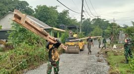 Satgas TMMD ke-123 Kodim 0510/Tkr sedang bekerja menyiapkan pengecoran jalan yang panjangnya 1022 meter di Desa Bantar Panjang Kecamatan Tigaraksa, Jumat (21/02/2025)