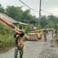 Satgas TMMD ke-123 Kodim 0510/Tkr sedang bekerja menyiapkan pengecoran jalan yang panjangnya 1022 meter di Desa Bantar Panjang Kecamatan Tigaraksa, Jumat (21/02/2025)