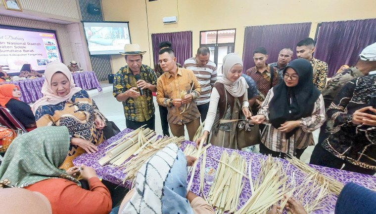 Dewan Kerajinan Nasional Daerah (Dekranasda) Kabupaten Solok, Provinsi Sumatra Barat, berkunjung ke Kecamatan Jambe, Kabupaten Tangerang, Selasa (18/2/2025)