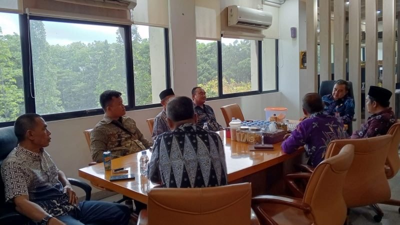 Audiensi pengurus Dewan Kesenian Kabupaten Tangerang menyampaikan rencana acara Musyawarah Besar kepada Sekda H Soma Atmaja 