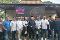 Pada saat pendaftaran calon ketua Karang Taruna Kabupaten Tangerang Abdul Qodir didampingi rekan-rekan anggota DPRD dan berpose bersama usai daftar di Ardes Cafe Tigaraksa
