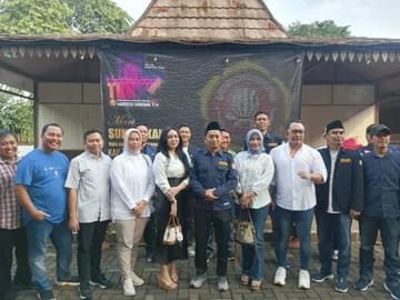 Pada saat pendaftaran calon ketua Karang Taruna Kabupaten Tangerang Abdul Qodir didampingi rekan-rekan anggota DPRD dan berpose bersama usai daftar di Ardes Cafe Tigaraksa 