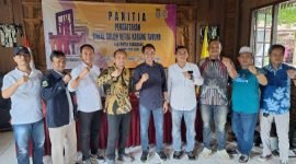 Para calon Ketua Karang Taruna Kabupaten Tangerang berpose usai melakukan pendaftaran kepada Panitia Pelaksana di Cafe Ardes Tigaraksa 