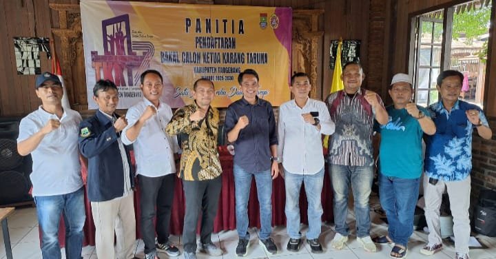 Para calon Ketua Karang Taruna Kabupaten Tangerang berpose usai melakukan pendaftaran kepada Panitia Pelaksana di Cafe Ardes Tigaraksa 