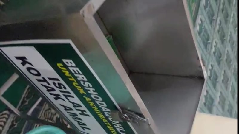 Kondisi kotak amal Masjid Al Falahiyah Kp Panggang Desa Slapajang Kecamatan Cisoka yang dibobol maling, Sabtu (08/02/2025)