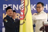 Ketua Katar Rajeg Suparji Rustam menerima bendera Katar dari Camat Rajeg