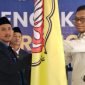 Ketua Katar Rajeg Suparji Rustam menerima bendera Katar dari Camat Rajeg