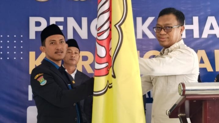 Ketua Katar Rajeg Suparji Rustam menerima bendera Katar dari Camat Rajeg