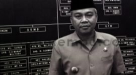 Bupati Tangerang Tadjus Sobirin di kantornya, Tangerang, Jawa Barat, 1991