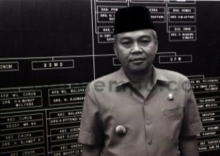 Bupati Tangerang Tadjus Sobirin di kantornya, Tangerang, Jawa Barat, 1991