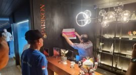 Fahmi Faisuri Kabid Wasdal Bapenda Kabupaten Tangerang menempelkan stiker pemberitahuan WP penunggak pajak diruang usaha Restoran Parison Gading Serpong Kecamatan Pagedangan, Jumat 21 Februari 2025