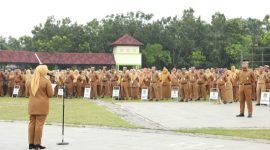 Wakil Bupati Tangerang Intan Nurul Hikmah memimpin Apel Senin pagi dilingkungan pegawai Pemkab Tangerang