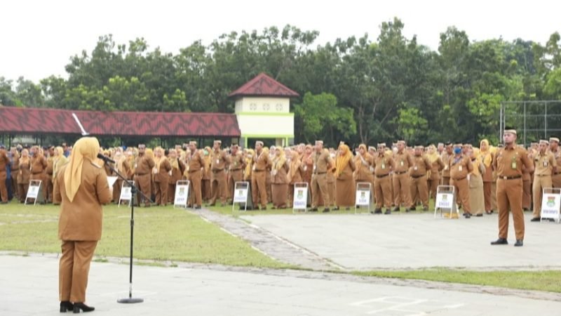 Wakil Bupati Tangerang Intan Nurul Hikmah memimpin Apel Senin pagi dilingkungan pegawai Pemkab Tangerang