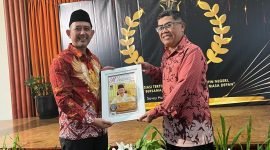 Deni Hikmat, Direktur Utama PT LKM Artha Kerta Raharja (Perseroda) saat menerima penghargaan BUMD Awards 2024