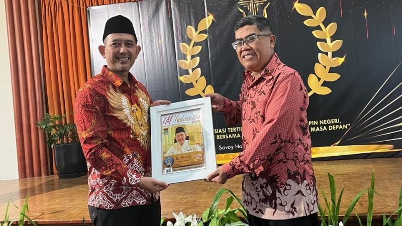 Deni Hikmat, Direktur Utama PT LKM Artha Kerta Raharja (Perseroda) saat menerima penghargaan BUMD Awards 2024