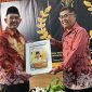 Deni Hikmat, Direktur Utama PT LKM Artha Kerta Raharja (Perseroda) saat menerima penghargaan BUMD Awards 2024
