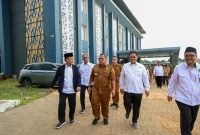 Pj Gubernur Banten bersama Kepala Kanwil Kemenag Provinsi Banten dan jajarannya saat meninjau pembangunan Asrama Haji Grand El Hajj Provinsi Banten di Jl Hasyim Ashari, Cipondoh, Kota Tangerang, Senin (3/2/2025). Foto oleh Biro Adpimpro Setda Provinsi Banten