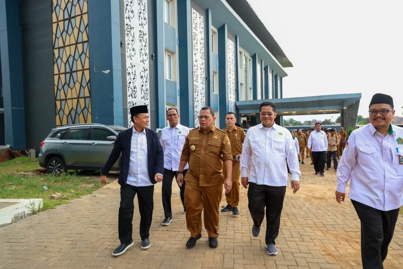 Pj Gubernur Banten bersama Kepala Kanwil Kemenag Provinsi Banten dan jajarannya saat meninjau pembangunan Asrama Haji Grand El Hajj Provinsi Banten di Jl Hasyim Ashari, Cipondoh, Kota Tangerang, Senin (3/2/2025). Foto oleh Biro Adpimpro Setda Provinsi Banten