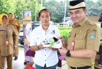 Sekda Soma Atmaja menunjukan salah satu Sepatu Batik produk lokal Kabupaten Tangerang