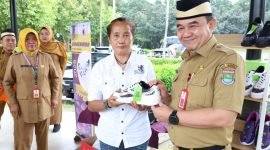 Sekda Soma Atmaja menunjukan salah satu Sepatu Batik produk lokal Kabupaten Tangerang