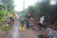 Satgas TMMD 123 Kodim 0510/Tkr nampak sedang mengerjakan pembangunan turap di Kp Namprak Desa Bantar Panjang Kecamatan Tigaraksa Kabupaten Tangerang