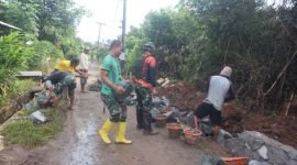 Satgas TMMD 123 Kodim 0510/Tkr nampak sedang mengerjakan pembangunan turap di Kp Namprak Desa Bantar Panjang Kecamatan Tigaraksa Kabupaten Tangerang