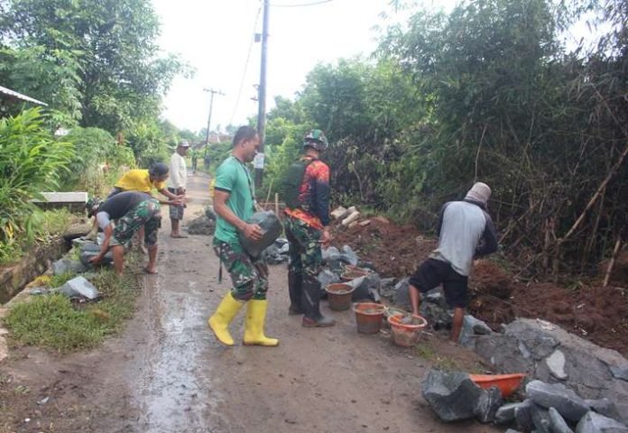 Satgas TMMD 123 Kodim 0510/Tkr nampak sedang mengerjakan pembangunan turap di Kp Namprak Desa Bantar Panjang Kecamatan Tigaraksa Kabupaten Tangerang