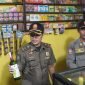Petugas Satpol PP melakukan penyitaan minuman beralkohol yang dijual warung Jamu