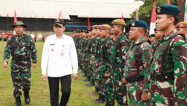 PJ Bupati Tangerang bersama Dandim 0510/Tkr keliling melihat kesiapan pasukan TMMD di Lapangan Desa Bantar Panjang Kecamatan Tigaraksa, Rabu (19/02/2025)